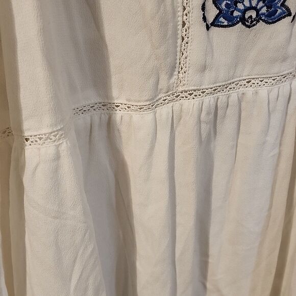 Beautiful Torrid top size 4 - Picture 4 of 6